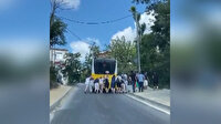 Sarıyer'de arızalanan İETT otobüsünü yolcuların ittiği anlar kamerada