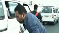 Mısır'da canlı yayın sırasında muhabire motosiklet çarptı