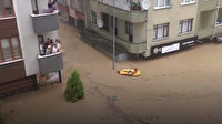 Arhavi'de yaşam mücadelesi: Boğuluyorum feryadı ile yardım isteyen şahsın imdadına botu ile sel sularında dolaşan bir genç yetişti