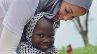 Yıllardır memleketinden uzakta bayram geçiren Gamze Özçelik yine Afrikalı yetimlerin yüzünü güldürdü