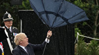 İngiltere Başbakanı Boris Johnson'ın şemsiyeyle mücadelesi ilginç görüntüler oluşturdu