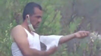 Kendi yarasını tedavi eden orman işçisi yeniden alevlerin arasına koştu