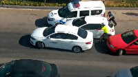 Yolu kapatan polis ekiplerine çarparak kaçtı