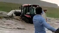 Sel suları içinde kalan akrabasını traktörle kurtardı