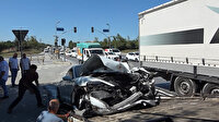 TIR ile çarpışan lüks otomobil hurdaya döndü