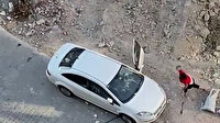 Esenyurt’ta dolandırılan kadın şüpheli şahsın aracını taş yağmuruna tuttu