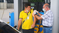 Mobil sağlık ekipleri iş başında: Akaryakıt doldururken bile aşıladılar
