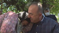 Bakan Çavuşoğlu’na sarılıp ağlayan Gülsüm nine: Devlet buraya yağmur gibi yağdı