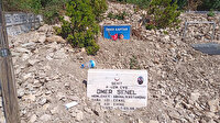 Selde molozların altında kalan şehit mezarını askerler temizledi
