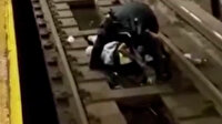 New York metrosunda raylara düşen yolcu son anda kurtarıldı