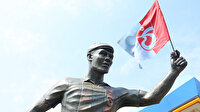 Trabzonsporlu taraftar yıldız oyuncunun heykelini dikti
