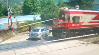 Amasya'da tren otomobili biçti: Araç sürücüsü son anda kurtuldu