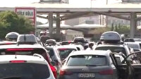 Gurbetçilerin dönüş yolunda uzun araç kuyrukları oluşuyor