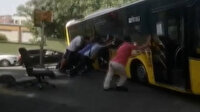 Bayrampaşa'da İETT Otobüsü yolda asılı kaldı: Vatandaşlar kurtarmak için seferber oldu