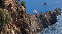 Antalya'da rüzgar ters esince paraşütçü kayalıklara düştü