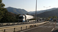 Rüzgar türbin kanadını taşıyan TIR sıkışınca trafik felç oldu
