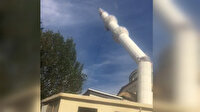 Küçükçekmece'de yenilenecek olan camiinin minaresi çelik halat yardımıyla devrildi