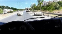 Kartal'da kazaya davetiye: Yola düşen çuvallar sürücülere zor anlar yaşattı
