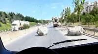 Aşırı yüklü kamyonetten düşen çuvallar sürücülere zor anlar yaşattı