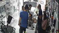 Avcılar'da indirim yapılmamasına sinirlenen kadın tezgahta duran kızın üzerine çay döktü