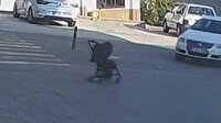Sinop'ta yokuş aşağı kayan bebek arabası bahçeye düştü