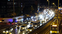 Avcılar'da gece yarısı bina yıktılar: Sürücüler 4 kilometrelik yolu bir buçuk saatte geçti