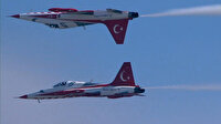 Türk Yıldızları TEKNOFEST'te baş aşağı misafirlerini selamladı