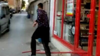 Bursa’da markete kilitlenen hırsız camı kırarak böyle kaçtı