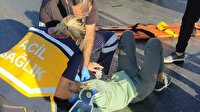 Minibüsten indi otomobilin altında kaldı