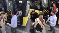 Otobüs kapısına çantası sıkışan genç sinirlenip camı kırdı