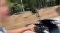 Küçük kızın hayatını hiçe sayıp motosiklet kullandırdı