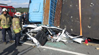 İstanbul'da feci kaza: TIR otomobilin üstüne devrildi