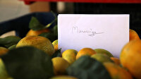 Arkadaşının manavdan aldığı mandalinanın parasını zarfa koyduğu bir notla ödedi