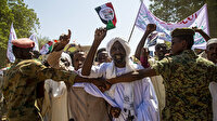 Sudan'da sular durulmuyor: Binlerce kişi hükümetin feshi talebiyle Cumhurbaşkanlığı Sarayı önünde toplandı
