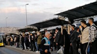 Ayvansaray'da metrobüs arızalandı: Yolcular uzun kuyruklar oluşturdu