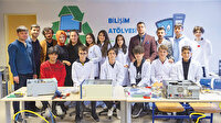 Tamir ettikleri
elektronik aletlerle kardeşlik bağını güçlendiriyorlar