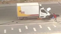 Diyarbakır'da yanan aracı söndürmek isterken küle çevirdi