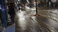 Cadde nehre döndü: Kentte içme suyu hattı patladı, iş yerlerini gece yarısı su bastı