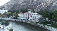 Üniversite öğrencilerine nehir manzaralı yurt