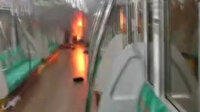 Tokyo'da trende yolculara bıçakla saldıran adam vagonu ateşe verdi