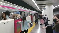 Tokyo'da trende yolculara bıçakla ve asitle saldırıp vagonu ateşe verdi: 15 yaralı