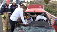 Kuzey Marmara Otoyolu'nda kaza: Otomobilde sıkışan kadını itfaiye kurtardı