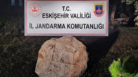 Tarihi eser niteliğindeki mezar başlığını satamadan jandarmaya yakalandı