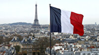Macron Fransız bayrağının rengini değiştirdi