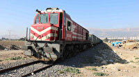 Tren hemzemin geçitte otomobile çarptı