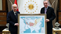 Cumhurbaşkanı Erdoğan ile MHP Genel Başkanı Bahçeli Türk Dünyası Haritası ile birlikte poz verdi