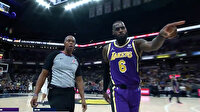 Lakers'ın süper yıldızı LeBron James saha kenarında maçı izleyen çifti salondan attırdı