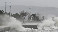 İzmir'de fırtına: Deniz taştı yollar göle döndü