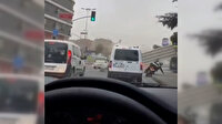 Şiddetli fırtınada yola uçan parça motokuryenin üzerine düştü