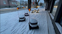 Karda ilerleyemeyen kurye robotlar Tallin sokaklarında trafik oluşturdu